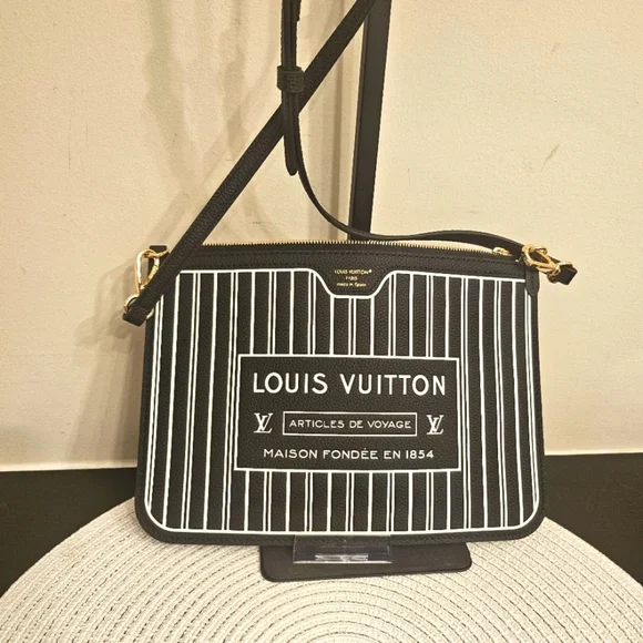 Louis Vuitton Articles de Voyage Pouch – Neverfull Inside Out 2024 Edition - Picture 1 of 6